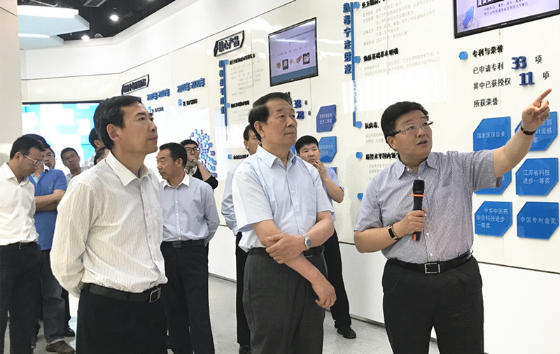 江苏发展大会连云港籍嘉宾莅临世界杯药业参观考察